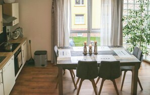 Frigorífico, microondas, placa de cocina y lavavajillas