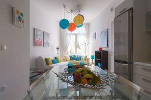 TV, caminetto, libri