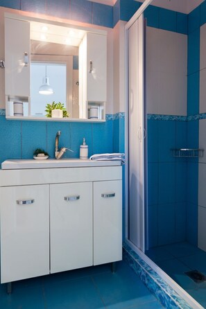 Dusche, Haartrockner, Handtücher