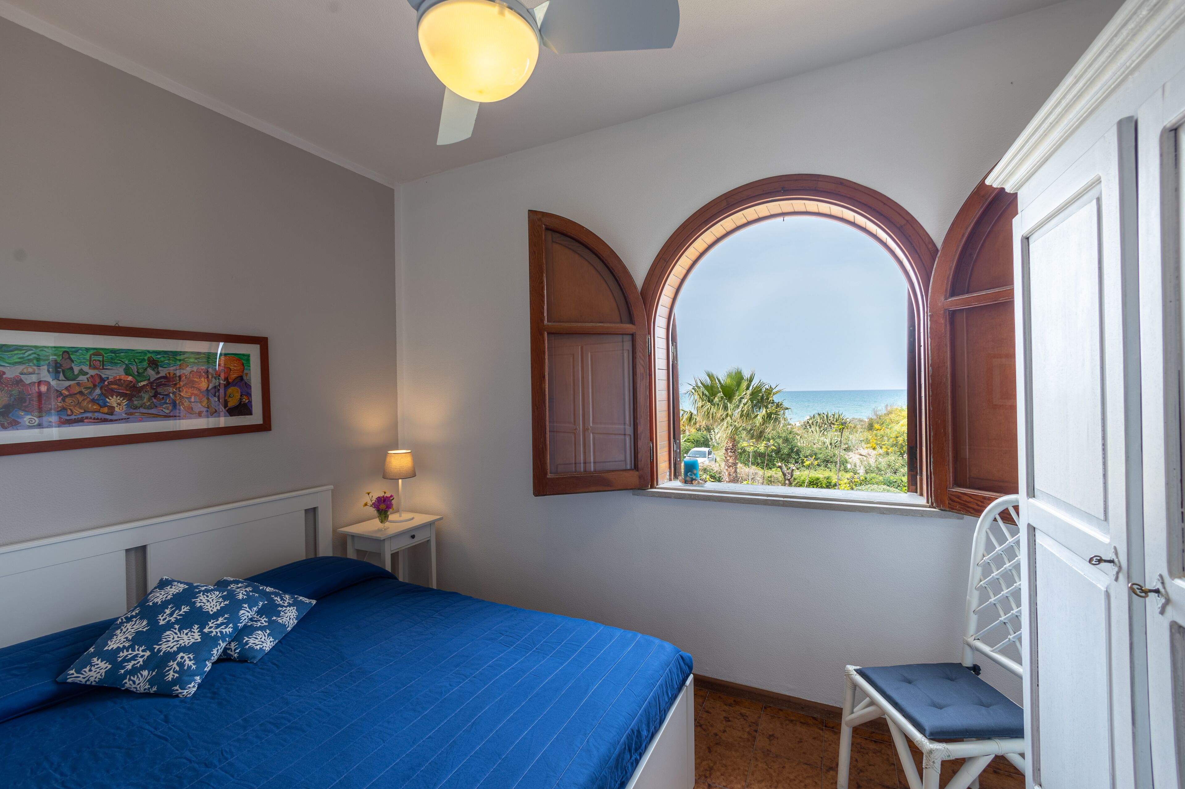 2 dormitorios, tabla de planchar con plancha, cuna de viaje