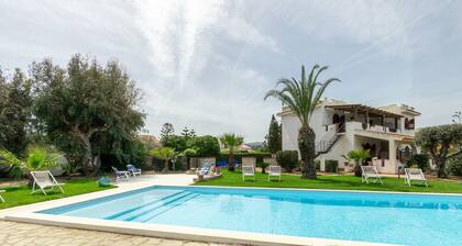 1 - House by the sea with pool near Cefalù