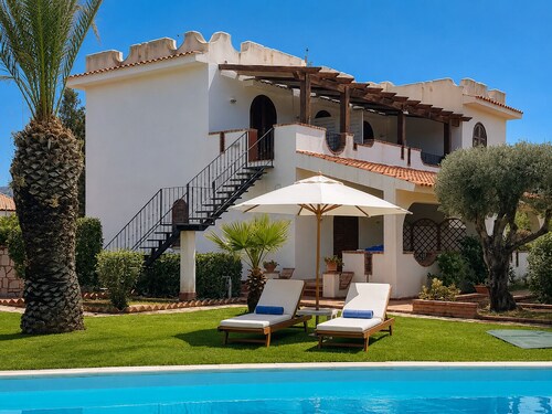 1 - House by the sea with pool near Cefalù