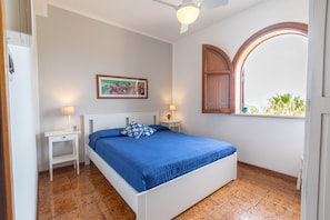 2 quartos, ferros/tábuas de passar roupa, berço de viagem