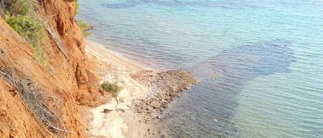 En la playa, camastros y toallas de playa
