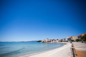 Una spiaggia nelle vicinanze, teli da spiaggia