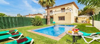 Club Villamar - Accueillante villa  avec piscine privée et vues imprenables pour des vacances en ...