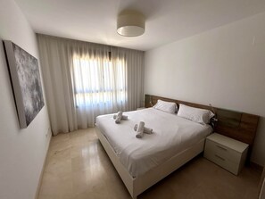 3 slaapkamers, een strijkplank/strijkijzer, reisbedje, internet