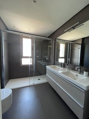 Douche, sèche-cheveux, bidet, serviettes fournies