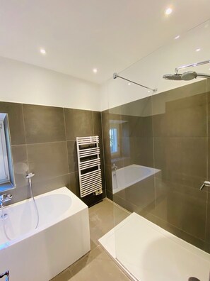Dusche, Haartrockner, Handtücher, Toilettenpapier