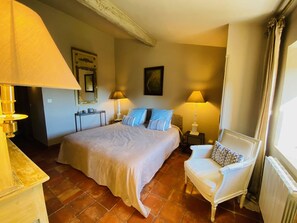 3 bedrooms, iron/ironing board, travel crib, free WiFi - Charming house with swimming pool, vast 2H wooded park in the heart of the Luberon.  (Lourmarin)