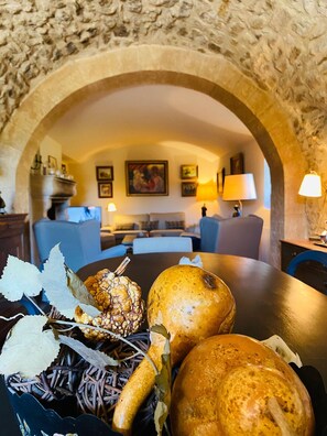 Dining - Charming house with swimming pool, vast 2H wooded park in the heart of the Luberon.  (Lourmarin)