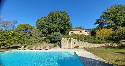 Maison de Charme avec Piscine, vaste parc arboré de 2H au coeur du Luberon