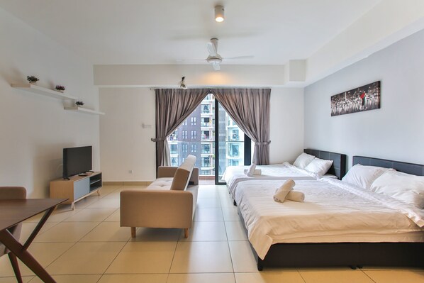Deluxe Studio | Blackout drapes, bed sheets