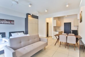 Deluxe Studio | Living room | Flat-screen TV