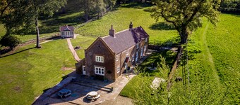 Family Friendly House, large 2 Acres,Sleeps 8,Near Sandringham & Coastal Beaches
