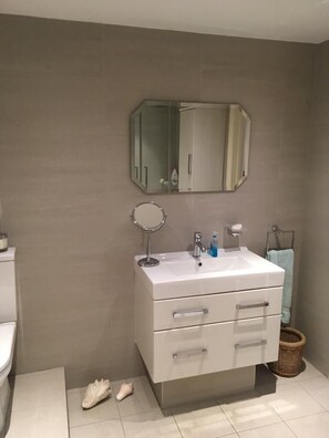 Handtücher, Shampoo, Toilettenpapier