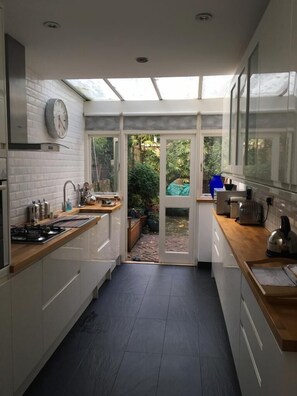 Een koelkast, een magnetron, een oven, een kookplaat