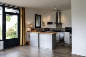 Fridge, microwave, oven, stovetop - Single storey house 500 meters from the Godelins beach (Étables-sur-Mer)