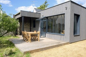 Outdoor dining - Single storey house 500 meters from the Godelins beach (Étables-sur-Mer)