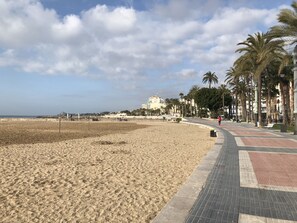 Beach nearby, beach towels - Discover Sitges, steps from the beach. 3 BRM + 2 BATH (Sitges)