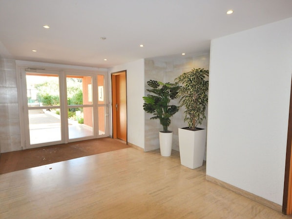 Interior - Beautiful apartment for 4 people with A/C, WIFI, TV, terrace and pets allowed (Cavalaire-sur-mer)