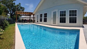 Utendørsbasseng og et oppvarmet basseng