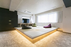 Premium-Suite, Kochnische | Zimmersafe, Verdunkelungsvorhänge, kostenlose Babybetten