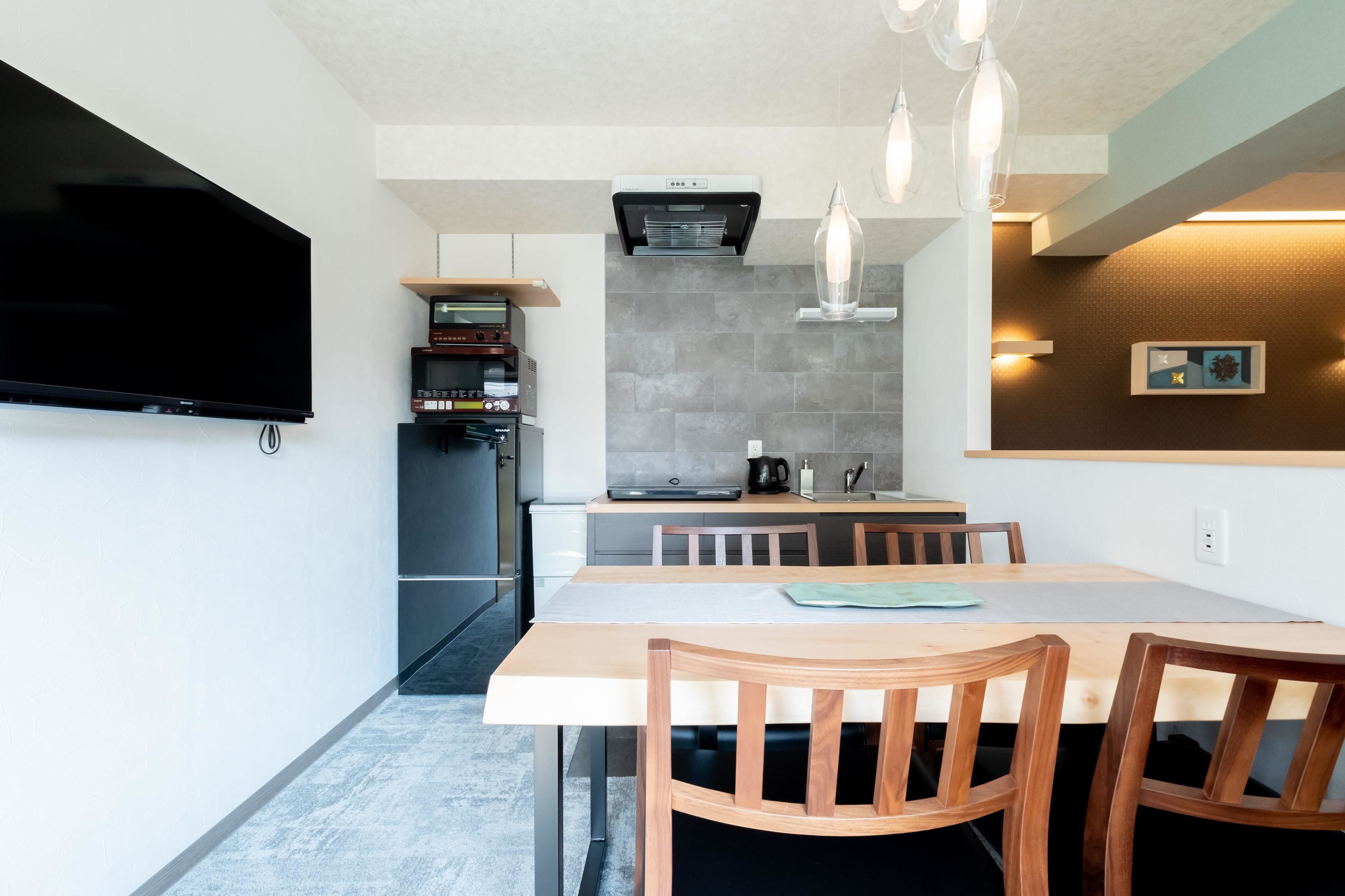 superior twin, up to 2 adults, non smoking | in-room dining