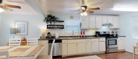 Kjøleskap, mikrobølgeovn, ovn og kokeplater