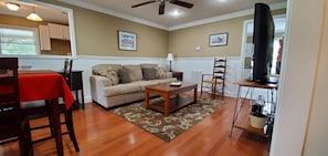 Smart TV, books, offices - MILLHOUSE AT 407 ST. MARYS, GA (St Marys)