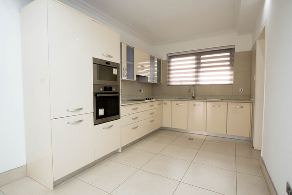 Fridge, microwave, oven, cookware/dishes/utensils - Luxury 3 Bed Apartment in Ridge (Accra)