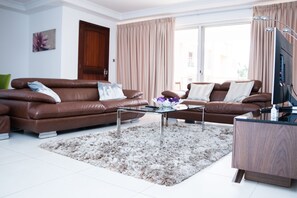 TV - Luxury 3 Bed Apartment in Ridge (Accra)