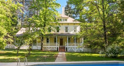 PERFECT FAMILY GETAWAY! Historic CRYSTAL SPRINGS INN is all yours - 4,000 sq ft!
