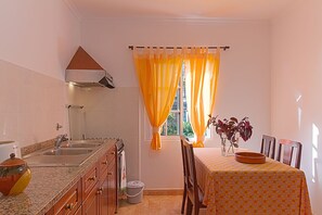 Réfrigérateur, micro-ondes, plaque de cuisson