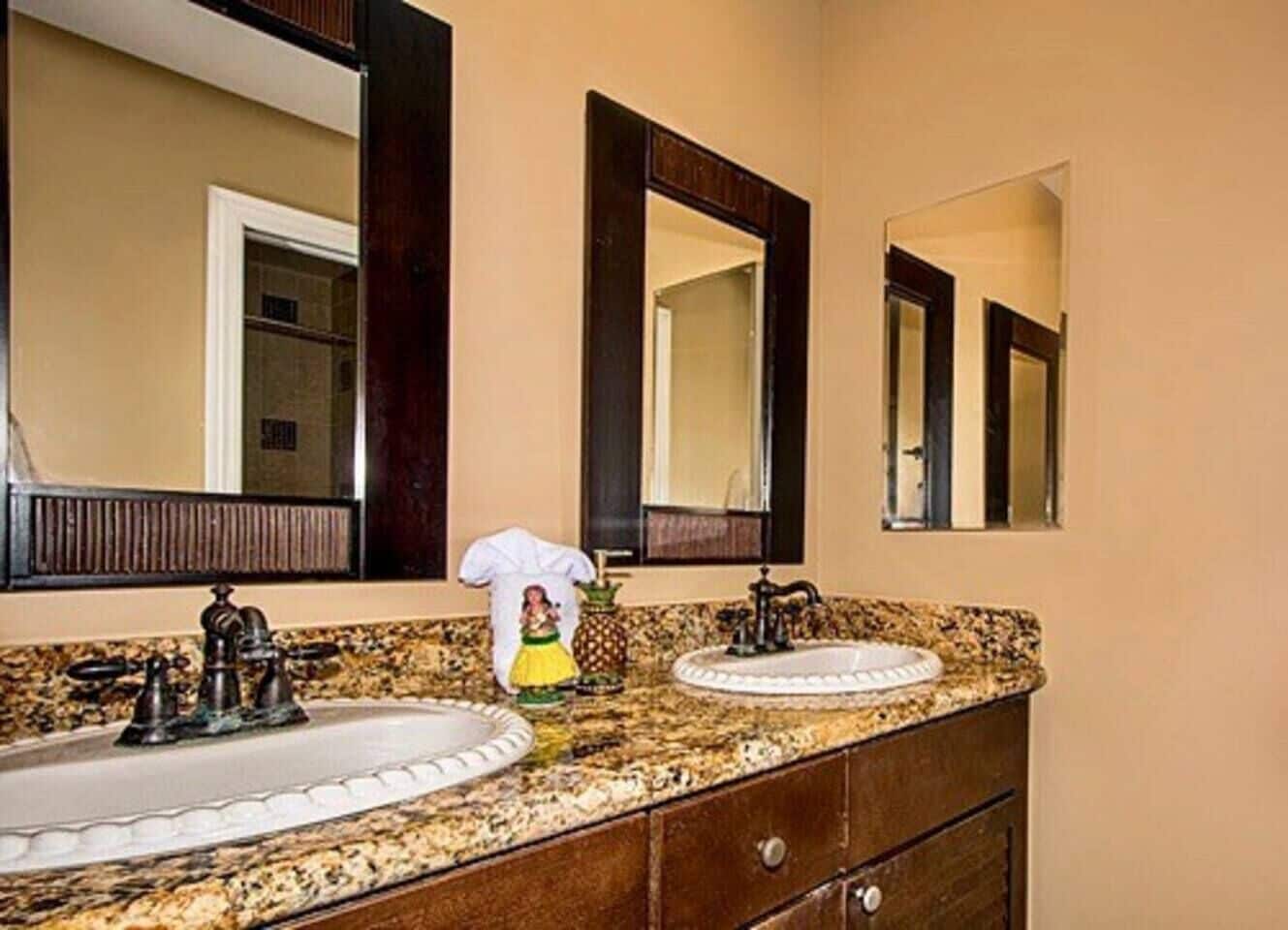 Combined shower/tub, hair dryer, towels