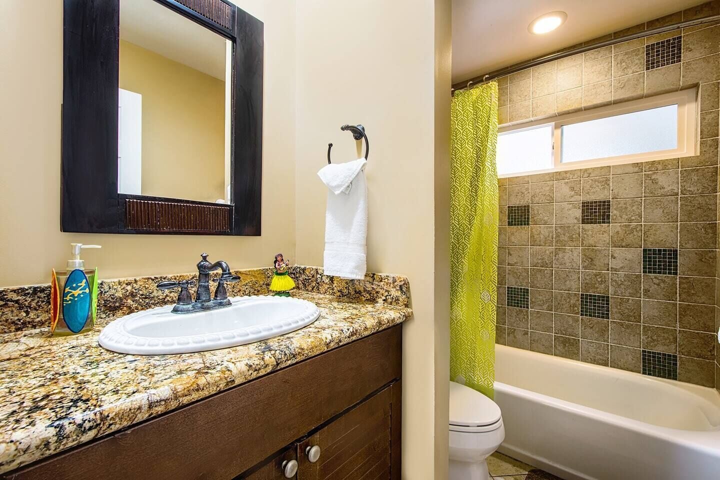 Combined shower/tub, hair dryer, towels