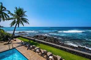 Pool - Oceanfront living - Floor to Ceiling wall of glass (Kailua Kona)