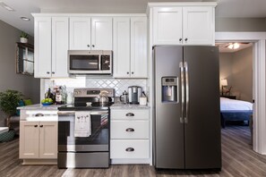 Refrigerador, microondas, horno y parrilla de estufa 