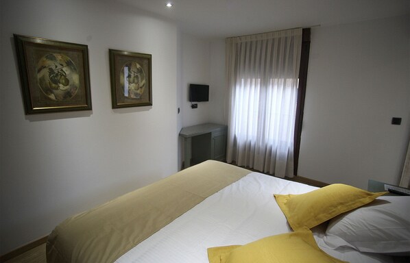 8 bedrooms, free WiFi, bed sheets