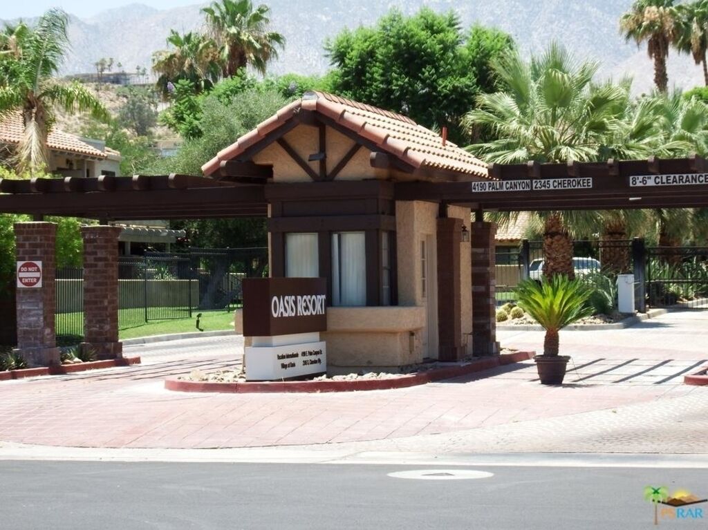 Beautiful 2BR+ Den Palm Springs Resort Condo in prime 2020 winter season!