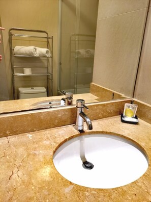 Combined shower/bathtub, towels, soap, shampoo