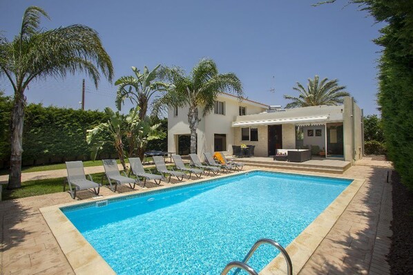 Outdoor pool, pool loungers