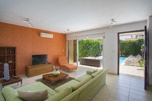 Villa, 3 soverom, privat basseng | Oppholdsrom | Flatskjerm-TV og bordtennis