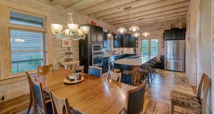 Serenity Mountain Cabin with Hot Tub Pet Friendly
