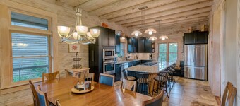Serenity Mountain Cabin with Hot Tub Pet Friendly