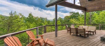 Serene Mountain Views: Pet-Friendly Retreat with Hot Tub