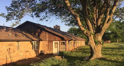 HaT Ranch Lodge. Ubicado en un rancho de 1000 acres en el oeste del condado de Osage, OK