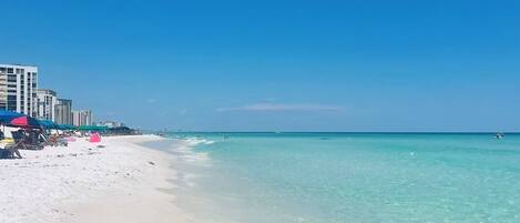 Plage à proximité, chaises longues