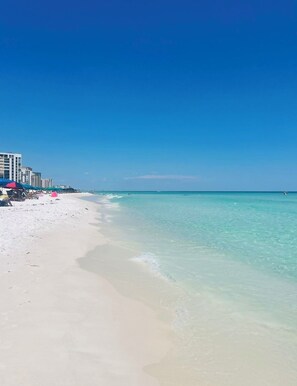 Beach nearby, sun-loungers - Renovated 2BR Sandpiper Cove Condo - Sleeps 6 - Private Beach+Free Beach Service (Destin)