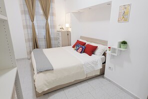3 bedrooms, iron/ironing board, free WiFi, bed sheets - Apartment in the heart of the Spanish Quarter, next to Via Toledo. (Napoli)